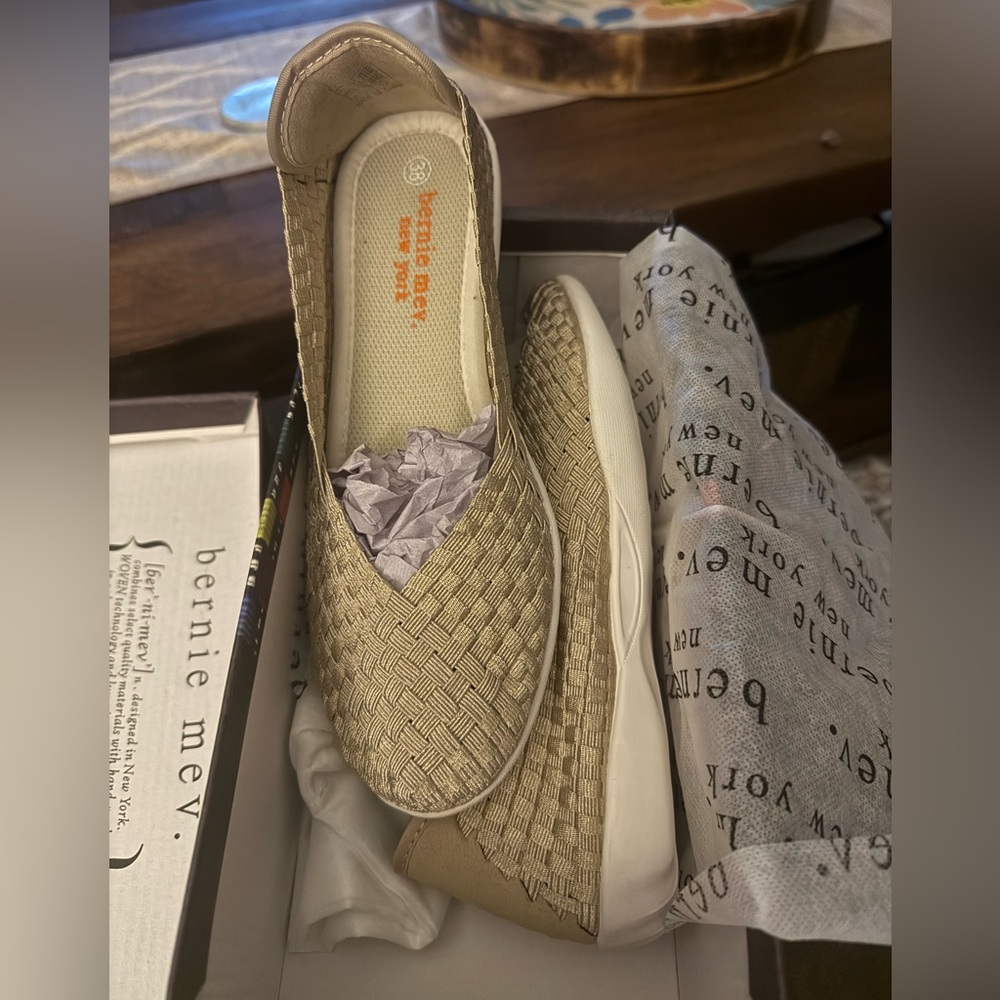 bernie mev. Women's Tan Woven Flats    style: catwalk - Picture 2 of 9